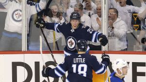 Laine gjorde 30 mål i grundserien. Patrik Laine firar sitt 1–0-mål.