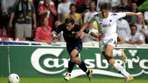 Tuomas Kansikas och Jesper Gronkjær slåss om bollen i Champions League-kvalet 2006. Tuomas Kansikas och Jesper Gronkjær kämpar om bollen.