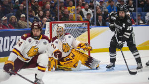 Kasper Björkqvist dejourerar framför målet i NCAA:s Frozen Four-slutspel. Kasper Björkqvist dejourerar framför målet i NCAA:s Frozen Four-slutspel.