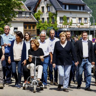 Saksan liittokansleri Angela Merkel (keskellä) vieraili sunnuntaina kovia kokeneessa Schuldin kunnassa.