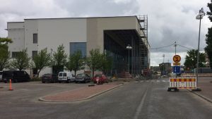 S:t Karinshuset invigs officiellt i februari 2018 men självständighetsdagen kommer att firas i den nya byggnaden nästa vecka. S:t Karinshuset finns i centrum av S:t Karins, ett stenkast från Kaarina Center vid Oskarinaukio. Halvfärdig byggnad.