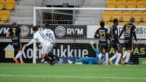 Underpresterande SJK gjorde livet surt för tipparna. FC Honka gör mål på SJK i Seinäjoki.