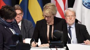 Sveriges utrikesminister Margot Wallström skriver under på uttalandet. Sveriges utrikesminister Margot Wallström skriver under ett uttalande.