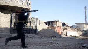 Tusentals familjer har flytt från Ramadi på grund av striderna. På bilden en medlem av de irakiska polisiära insatsstyrkorna i Ramadi den 5 april i år. Islamiska staten, IS, har intagit flera stadsdelar i provinshuvudstaden Ramadi i Irak. Tusentals har flytt på grund av striderna. På bilden en medlem av de polisiära insatsstyrkorna i Irak.