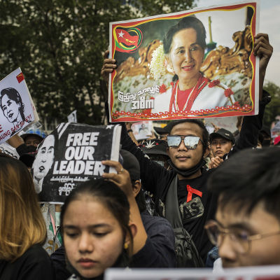 Aung San Suu Kyin kannattajat kantavat hänen kuvaansa mielenosoituksessa Yangonissa juntan vallankaappauksen jälkeen helmikuussa 2021.