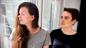 Liselott Lindén & Fanny Södergran, DUA. Bild på två kvinnor som kollar ut ur bild.