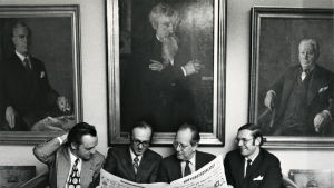 Hufvudstadsbladets grundare August "Skägget" Schauman och Amos Andersson blickar fundersamt ner på kvartetten som skulle rädda Hbl år 1973. Fr.v. Konstsamfundets nye vd C.O. Tallgren, redaktionschef Lars Rönn, nye chefredaktören Jan-Magnus Jansson och tidningshusets nye vd Per-Erik Lönnfors. Mellan raderna