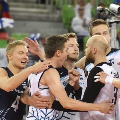 Finlands volleyherrar jublar efter en vunnen poäng.