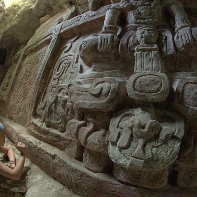 Arkitekt studerar fris från mayakulturen i Petén.
