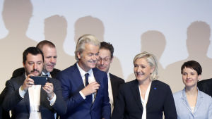 Högerledarna i Koblenz i januari. Frauke Petry längst till höger. Högerpopulistisk träff i Koblenz i januari 2017. Från vänster: Matteo Salvini, ledare för italienska Lega Nord, Harald Vilimsky från österrikiska FPOe, Geert Wilders, ledarer för nederländska PVV, Marcus Pretzell, eu-parlamentariker och medlem i tyska AfD