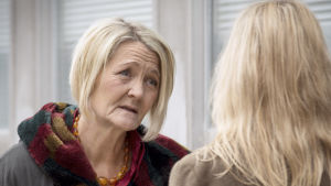 Vad får vi veta om Sagas förflutna när hennes mamma dyker upp? Bron, tredje säsongen. Marie-Louise (Ann Petrén) och Saga Norén (Sofia Helin).