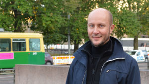 Folk brukar ha bra förståelse för tillfälliga trafikarrangemang, säger Tomas Palmgren är projektledare vid Byggnadskontoret. Tomas Palmgren står framför Mannerheimvägen med spårvagn och bilar i bakgrunden.