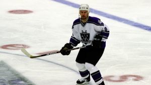 Karalahti spelade både för Los Angeles Kings och Nashville Predators i NHL. Jere Karalahti på isen i NHL.