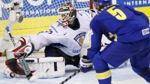 Den dåvarande Minnesota Wild-keepern Niklas Bäckström i farten mot Sverige 2008. Niklas Bäckström stoppar ett skott.