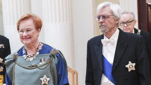President Tarja Halonen fick också utstå kritik. Tarja Halonen i folkdräkt på presidentbalen 2017.
