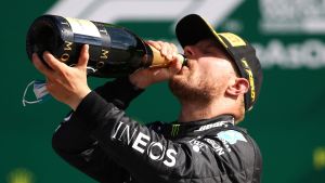 Valtteri Bottas fick smaka på segerns sötma. Valtteri Bottas dricker champagne.
