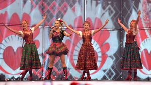 Polens Cleo och de mera påklädda dansarna. Polens Cleo dansar på Eurovisionsscenen.
