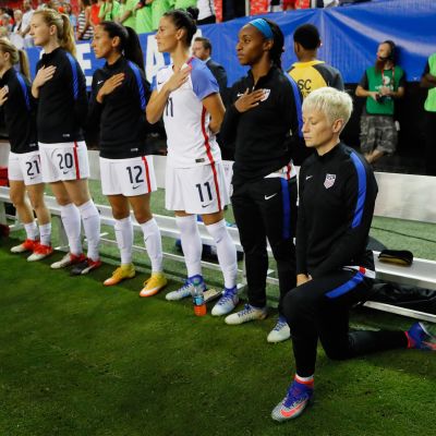 Megan Rapinoe polvistuneen kansallishymnin aikana 18.9.2016.
