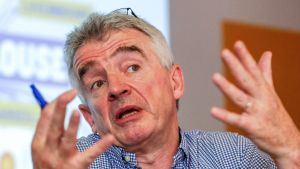 Halvtomma plan lönar sig inte ekonomiskt, varnar Ryanairs vd Michael O'Leary. Ryanairs vd Michael O'Leary vid en presskonferens hösten 2019.