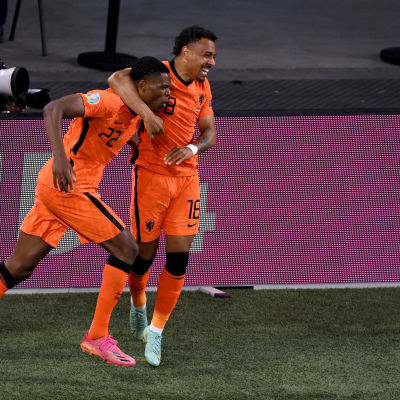 Donyell Malen och Denzel Dumfries firar ett mål.