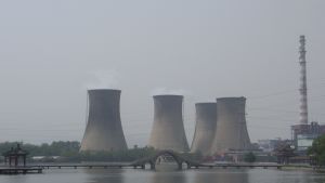 Tiotals stora kraftverk fungerar i och i närheten av Peking. Regeringen vill nu minska på kolförbrukningen så snabbt som möjligt. Tiotals stora kraftverk fungerar i och i närheten av Peking. Regeringen vill nu minska på kolförbrukningen så snabbt som möjligt.