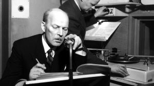 Eero Leväluoma ja teknikko Fröjdman Yleisradion studiossa vuonna 1949.