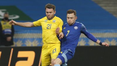 Ruslan Valiullin försöker få stopp på Oleksandr Karavajev.