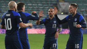 Finland har gjort succé i B-ligan. Finlands spelare firar Teemu Pukkis tidiga mål.