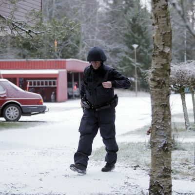 Polis vid radhusområdet i Korsnäs där en bilbomb exploderat.