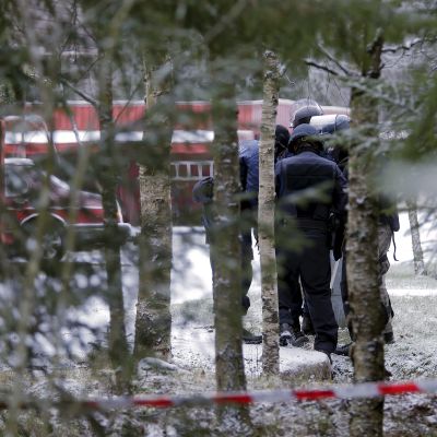 Polisen utanför radhuset där en bilbomb detonerat