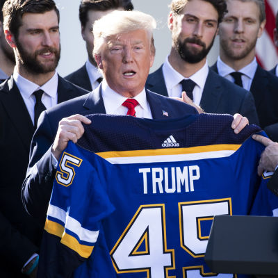 Donald Trump poserar med en St. Louis Blues-tröja.