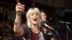 Laura Voutilainen Estradilla: Pyhä Unplugged -ohjelmassa 2013