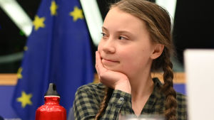 Greta Thunberg är en ensam hjälte som slår tillbaka mot systemet, säger Mats Strandberg. Greta Thunberg i EU-parlamentet i Strasbourg den 16 april 2019