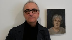 Jarmo Mäkilä invid porträttet av sin nittioåriga mor Jarmo Mäkilä bredvid porträttet av sin nittioåriga mor. 2015