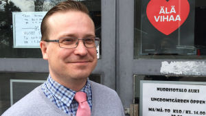Anders Lihdholm-Ahlefelt vill att Graniborna säger sitt om simhallen Anders Lindholm-Ahlefelt, grankulla ungdomsgård, Kultur - och fritidschef i Grankulla
