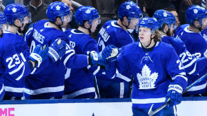 Torontos unga lag har gjort en stark grundserie. Kasperi Kapanen "fistbumpar" sina lagkamrater.