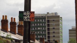 Budskapet är tydligt. Sälj inte ditt hus till protestanterna. Katolskt bostadsområde i Belfast
