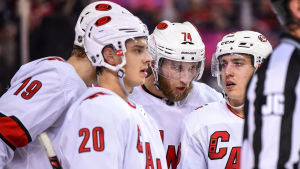 Mycket i Carolina hänger på dessa unga herrar. Carolina Hurricanes diskuterar på isen.