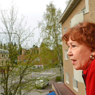 Helen Elde står på sin balkong och blickar ut över Månsas.