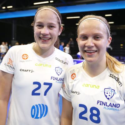 Oona Kauppi och Veera Kauppi fotograferas efter en match.