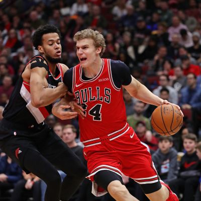 Lauri Markkanen kuljettaa palloa.