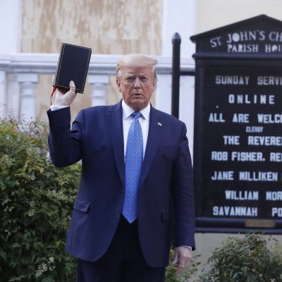 Yhdysvaltain presidentti Donald Trump poseerasi kirkon edustalla vuosi sitten.