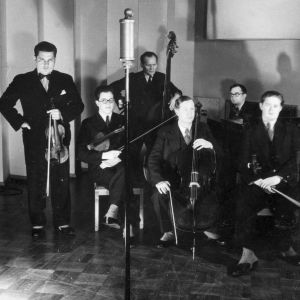 Yleisradion sekstetti Fabianinkadun radiotalon studiossa 1930-luvulla. Vas. Erik Cronvall, Erik Karma, Yrjö Jartola, Tauno Korhonen, Alvar Andström ja Jorma Kärkkäinen. Yleisradion sekstetti 1930-luvulla.