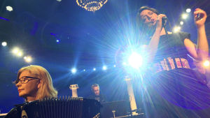 Maria Kalaniemi och Emma Salokoski. Maria Kalaniemi och Emma Salokoski tillsammans på scen i Nästan unplugged.