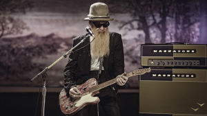 ZZ Topin Billy Gibbons soittaa kitaraa lavalla. Kuva dokumenttielokuvasta ZZ Top: That Little Ol' Band from Texas.