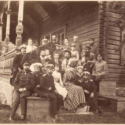 Langinkosken kalastusmajan tupaantuliaiset 1889, kuvassa keisariperhettä sukulaisineen.