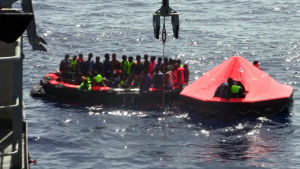 Migranter som räddats efter att en fiskebåt kapsejade utanför Libyens kust.