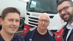 Riksdagsledamoten Johan Kvarnström (SDP), till höger, åkte med företagaren Niklas Rajalin, till vänster, till jobbet i Helsingfors. I mitten syns Stig-Henrik Sjöblom som är ordförande för Västra Nylands yrkesbilister. Niklas Rajalin, Stig-Henrik Sjöblom och Johan Kvarnström.