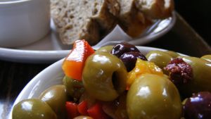Alkupalaksi oliiveja ja leipää