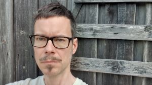 Sverker Finnström, docent i antropologi vid Uppsala universitet, har forskat om konflikterna i Uganda och dess närområden. Han har även besökt Uganda flera gånger ända sedan år 1997. Sverker Finnström